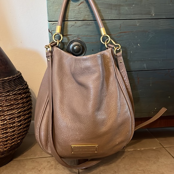 🎉 Marc by Marc Jacobs hobo bag! Too hot to handle! - Picture 3 of 9